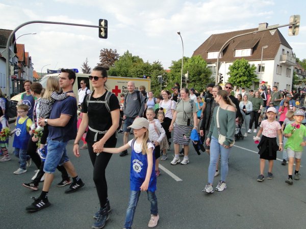 Eine lange Menschenschlange vom Schulhof des Hermann-Vöchting-Gymnasiums herab durch die Innen-Stadt bis zur Grundschule am Weinberg bildet den Abschluss des 54. "Vier-Abende-Marsches". - © Hajo Gärtner