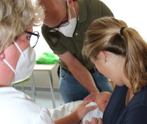 Matthias Petig und Henrike sind seit Sonntag glückliche Eltern. Ihr Sohn schläft noch viel, für das Stillen wird er sanft geweckt. Krankenschwester Regina Schirmer-Reining hilft dabei, das Baby in die richtige Position zu bringen. - © Astrid Sewing