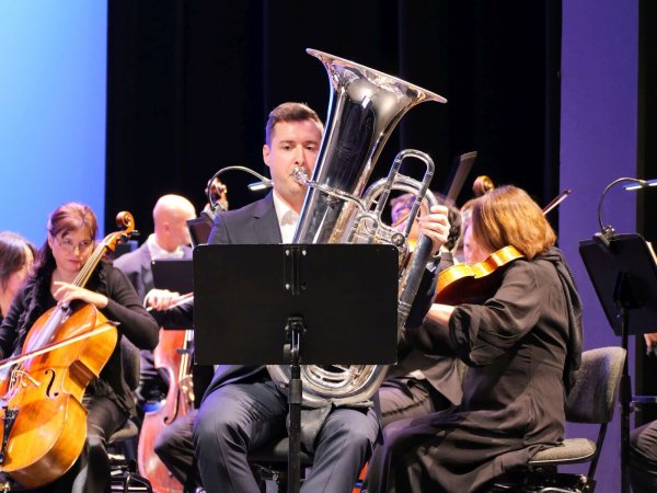 Die Tuba kann so viel mehr als nur tiefe Töne. Im Jahr der Tuba brilliert Tobias Ravnikar mit dem Konzert für Basstuba von Vaughan Williams, begleitet vom Symphonischen Orchester des Landestheaters unter Leitung von Generalmusikdirektor Per-Otto Johansson. - © Thomas Krügler