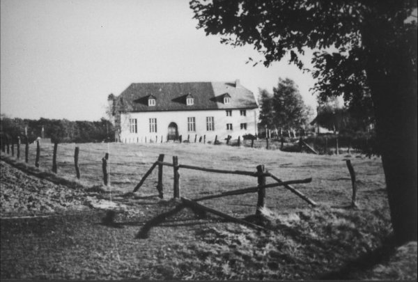 Die alte Turnhalle in der Jahnstraße muss weichen. Auf dem Bild ist bereits der 1948 errichtete Anbau zu sehen. Die heutigen Schulgebäude fehlen noch, diese wurden erst 1953 eingeweiht. - © Bildrechte: Heimatverein Hiddesen