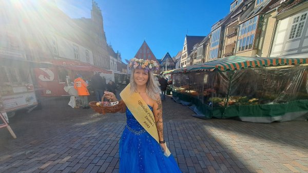 Sie hielt zum letzten Mal Hof auf dem Lemgoer Marktplatz: Denise Wilmbusse, die noch amtierende Pickert-Prinzessin, dankt ab. Ihr Erbe: Eine Spendenaktion zugunsten lippischer Vereine. - © Annika Langhagel