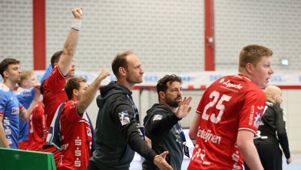 Florian Kehrmann (Mitte) gibt die Kommandos. Urh Kastelic eilt schnell ins Tor, Niels Verstejnen schaut auf Spielfeld (von rechts). Co-Trainer Matthias Struck ist voll konzentriert, Kian Schwarzer und Jan Brosch jubeln (von rechts im Hintergrund). Foto: Paul Cohen - © Paul Cohen