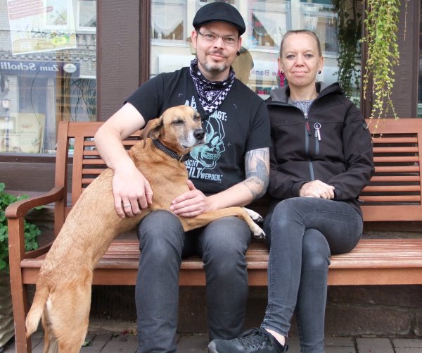 Iris und Ingo Horning aus Blomberg verkaufen nicht nur Futter für das Barfen – ihr Hund bekommt die Kost natürlich auch. - © Axel Bürger