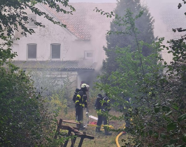 Die Feuerwehr hat das Feuer in einem leerstehenden Haus in Pivitsheide gelöscht. - © Feuerwehr Detmold