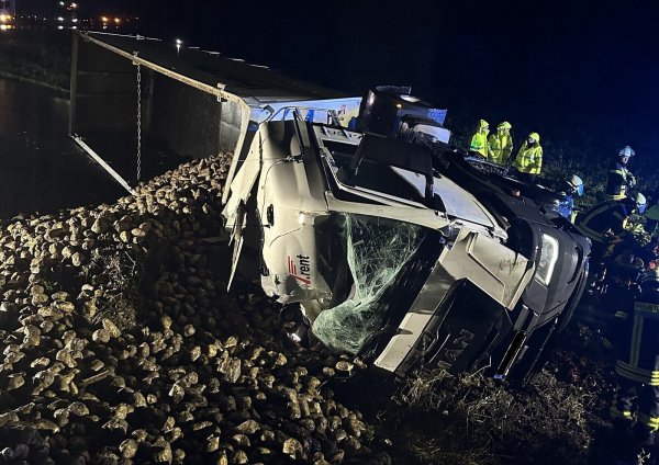 Der Rübenlaster ist in der Nacht in Luhe umgekippt. - © Feuerwehr Lemgo