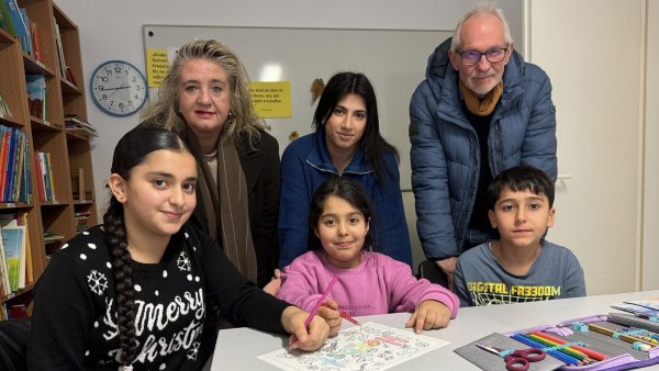 Katharina Idecke, Peter Buchmann und Beritan Kaval von der AWO (hinten, von links) sowie Nalin, Lina und Dilwaz (vorne von links) in den Räumen der Hausaufgabenhilfe im Wohnpark Ehrsen. - © Sven Kienscherf