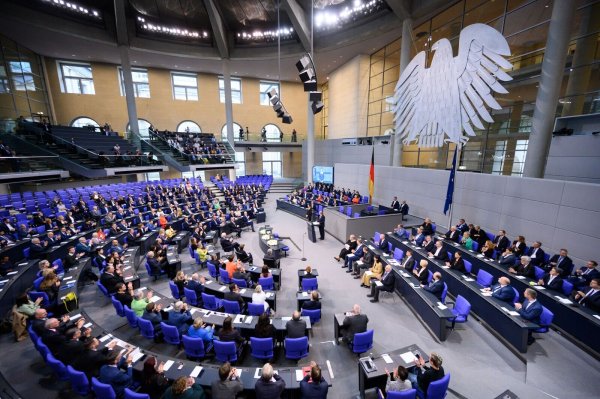 Der Demokratie-Aufruf trägt den Titel: „Die Würde des Menschen ist unantastbar – Wir stehen für Demokratie und Rechtsstaat“. - © picture alliance/dpa