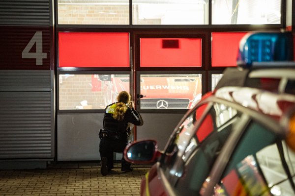 Die Polizei sichert Spuren am Gerätehaus. - © Freitag-TV