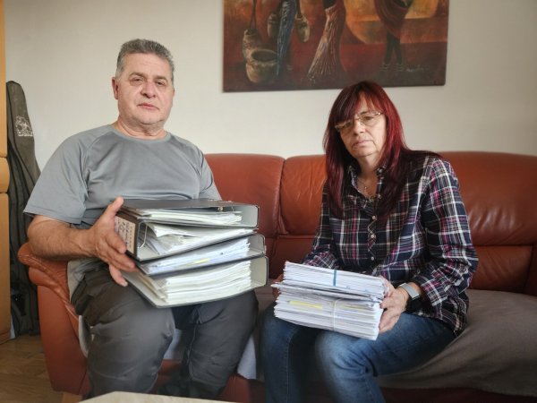 Andreas Kästner und Corinna Richter leben seit anderthalb Jahren in einer Mietwohnung in Schieder-Schwalenberg - und klagen über Schimmel. Der Streit zwischen ihnen und dem Vermieter ist inzwischen eskaliert. Eine Ende? Nicht absehbar. - © Janet König