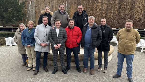 Schausteller des Bad Salzufler Weihnachtstraums diskutieren mit Landtagsabgeordnetem Klaus Hansen (3. v. l.), Bürgermeister Dirk Tolkemitt (7. v. l.) und dem CDU-Vorsitzenden Jan Gentemann (4. v. l.). - © CDU Bad Salzuflen