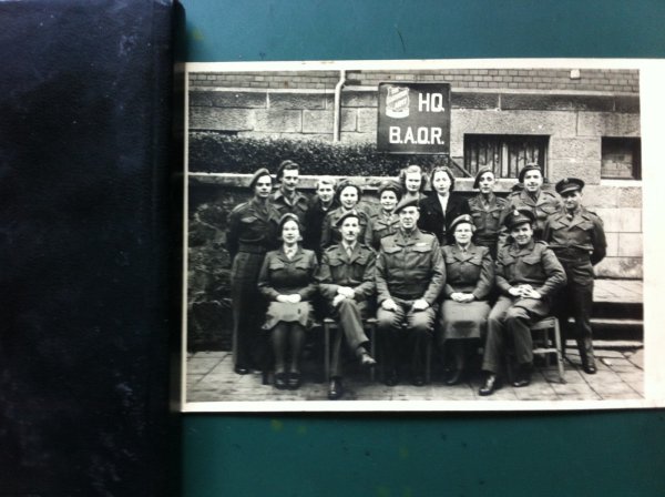 Das Personal der Salvation Army (Heilsarmee) für die Britischen Streitkräfte fühlt sich in Bad Salzuflen offenbar sehr wohl. Das Bild entstand 1949 vor dem „Headquarter of the British Army of the Rhine" (HQ B.A.O.R.) in der Bismarckstraße 7. - © Stefan Wiesekopsieker