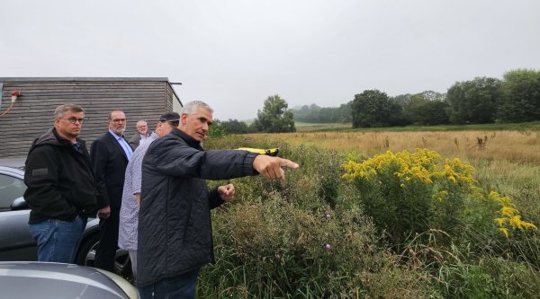 Der Bau- und Planungsausschuss hat sich in Hörste das Grundstück angesehen, auf dem ein ganzes Quartier mit 22 oder 26 Wohneinheiten gebaut werden soll. Beigeordneter Thorsten Paulussen hat die Kommunalpolitiker darauf hingewiesen, wo es Verrohrungen gibt. Denn der Baugrund ist ausgesprochen nass. - © Astrid Sewing