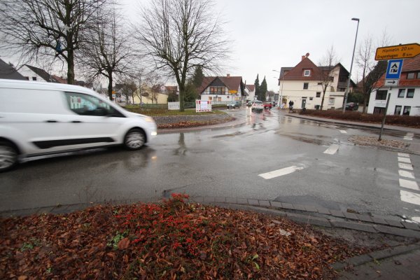 Der Kreisverkehr in Bösingfeld soll schon lange neu gemacht werden. - © Archivfoto: Jens Rademacher