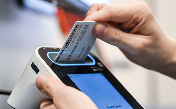 Gesundheitsdaten gibt es zunehmend nur noch digital, etwa in der elektronischen Patientenakte. Wie steht es um den Schutz der sensiblen Daten darin? - © Jens Kalaene/dpa/dpa-tmn