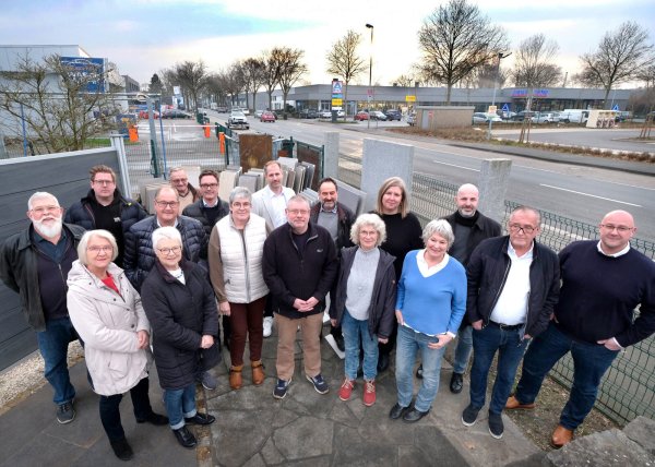 Kündigen Widerstand an: Unternehmer und Verpächter an der Hans-Böckler-Straße. Sie stünden für die Mehrheit der Betriebe. Notfalls, sagen sie, ziehen sie vors Gericht. - © Andreas Frücht