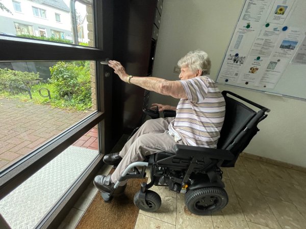 Adelheid Schaffran (83) hatte keine Chance, allein mit ihrem Elektrorollstuhl das Haus zu verlassen. Wenn ihr niemand hilft, hinein- oder hinauszukommen, ist sie gezwungen, in ihrer Wohnung zu bleiben. - © Susanne Lahr