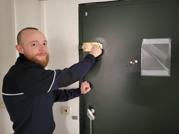 Justizoberwachtmeister Christian Böckstiegel vor einer der Arrestzellen im Lemgoer Amtsgericht. - © Freya Köhring