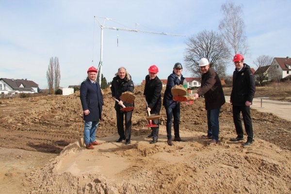 Ein Foto vom Baubeginn auf dem Gelände der ehemaligen Südholzschule: (von links) Sergej Gazke, Oliver Klitzke, Oleg Enns, Dimitri Lambrecht, Thomas Duprée und Frank Tönsmeier beim symbolischen ersten Spatenstich. - © Jana Beckmann