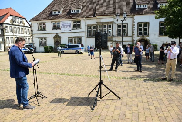 Rede von Klaus Lange auf dem Marktplatz. - © Nicole Ellerbrake