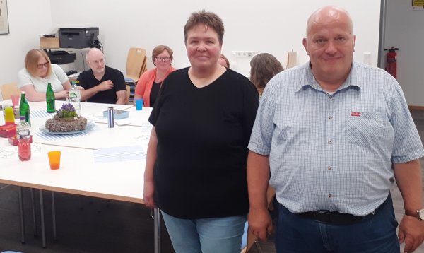 Ilka Thamm-Brinkmann und Andreas Brinkmann beim Treffen der Eltern hochbegabter Jugendlicher. Im Hintergrund tauschen sich Eltern über ihre Erfahrungen aus. - © Till Neuhaus