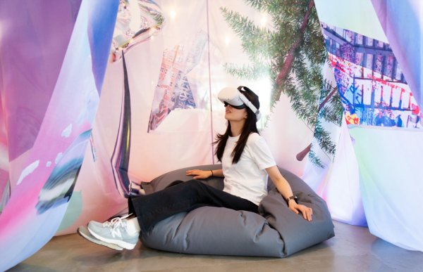 Stipendiatin Eunjeong Kim mit ihrer VR-Installation "Floating in Painting 5”. - © E. Kim