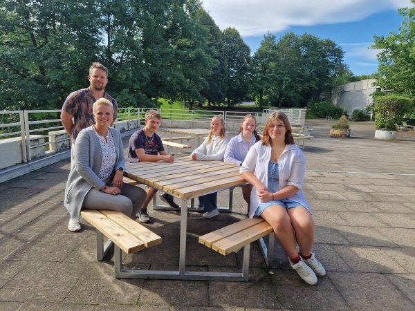 Probesitzen auf einer der neuen Bänke an der Sekundarschule: (von links) Die Lehrer Briese, Dietel sowie Schülersprecher Leo Wilmsmeier, Schülersprecherin Anastasia Jama, SV Mitglied Finja Janak und SV Mitglied Tiara-Loreen Sagebiel. - © Sekundarschule Nordlippe