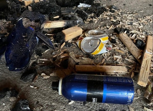 Illegales Lagerfeuer beschädigt die Grillhütte am Hettberg in Alverdissen. - © Sylvia Frevert