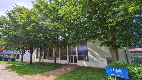Die kleine Turnhalle in Schieder wird bereits seit einigen Jahren nicht mehr als solche genutzt. Ein Unternehmen möchte dort jetzt eine Hackschnitzelanlage für die Nahwärmeversorgung errichten. - © Marianne Schwarzer