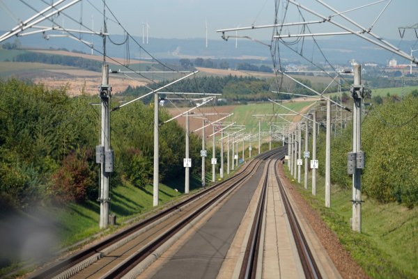 Die ICE-Schnellfahrstrecke Köln-Rhein/Main: Diesen Ausbaustandard soll nach den Plänen der Bahn auch die künftige Verbindung von Bielefeld nach Hannover haben. - © Deutsche Bahn AG/Volker Emersleben