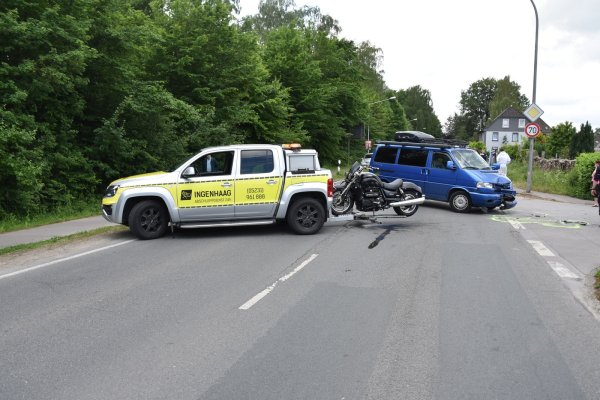 Der Motorradfahrer wurde nach Angaben der Polizei schwer verletzt. - © Jörn Fries
