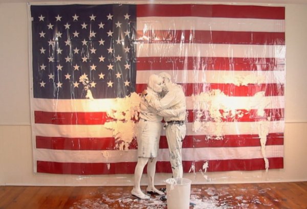 Petra Linck und Kurt Petz in ihrer Video-Performance "Remember 9/11 - Touch and Hug". - © Bildrechte: Kurtz Petz / Petra Linck