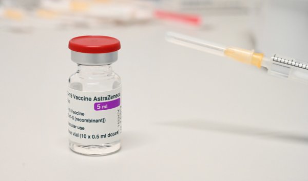 Nach monatelanger Bevorzugung bestimmter Risikogruppen wird der Impfstoff von Astrazeneca für Jedermann freigegeben. Mehrere Entscheidungen liegen jetzt beim Einzelnen und den Hausärzten – was zu Konflikten führt. - © Stefan Sauer/dpa