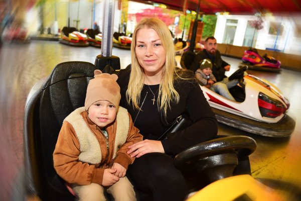 Haben großen Spaß im Autoscooter: Noah und Rebecca Schmidt - © Nicole Ellerbrake
