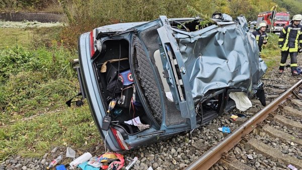 Der BMW des jungen Fahrers wurde bei dem Unfall zwischen Höxter und Godelheim ziemlich zerstört. Er blieb auf der Seite auf den Gleisen liegen. - © FFW Höxter