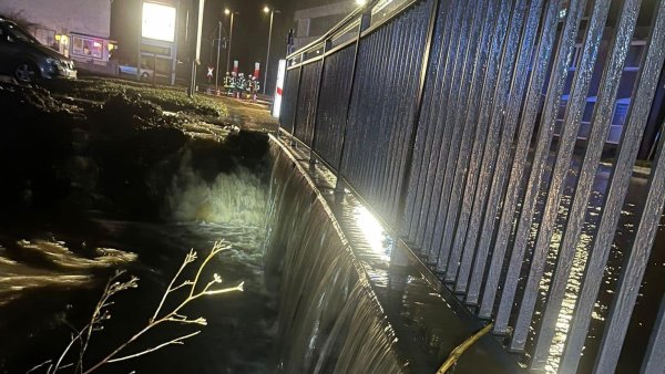 Feuerwehreinsatz an Weihnachten 2023 an der Bahnhofstraße in Asmissen/Bösingfeld: Nach Dauerregen tritt die Exter über die Ufer. - © Löschzug Bösingfeld