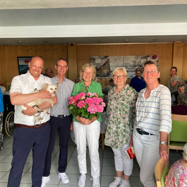 Freuen sich über den Besuch von Gisela Brinkforth-Pekoch (Mitte) mit Alice: Thorsten Engelhardt und Dr. Wilhelm Mailänder (beide RC Lemgo) sowie Irene Karkoschka und Jutta Wenzel (beide Elisenstift). - © Rotary Club Lemgo