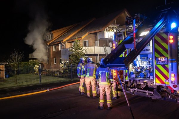 Als die Feuerwehr am Einsatzort eintraf, schlugen hohe Flammen aus dem Erdgeschoss. - © Freitag-TV