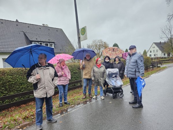 Vittorio und Hannelore Jannantuono (von links), Heinz Grützmacher, Monika Rieke, Helena Ganichin und Rosemarie und Dieter Stock machen auf einige Probleme in Ohrsen aufmerksam. Seit Monaten gibt es keinen Unterstand an der Haltestelle, man steht auf der Straße - und dort wird oft zu schnell gefahren. - © Astrid Sewing
