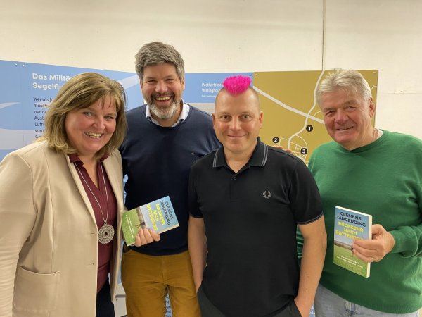 „Rückkehr nach Rottendorf“ heißt der Titel des Buches, das auch den Oerlinghauser Teilnehmern des Projekts „Das Dritte Reich und wir“ vorgestellt wurde. Manuela Outiti (von links, Heimatwerkstatt Lipperreihe), Autor Clemens Tangerding, Projektleiter Christian Stüber und Walter Knörrich (VVV Helpup) waren maßgeblich dabei. - © Horst Biere