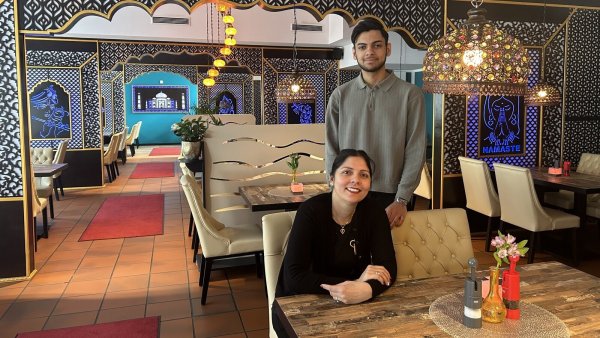 Amandeep Kaur und Sohn Harmanpreet Singh im Gastraum des "Taste of India" an der Schülerstraße. - © Alexandra Schaller