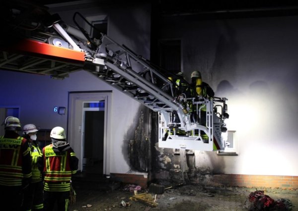 Das Feuer war vom brennenden Mülleimer aus die gedämmte Wand hochgezogen. - © Freiwillige Feuerwehr Bad Salzuflen