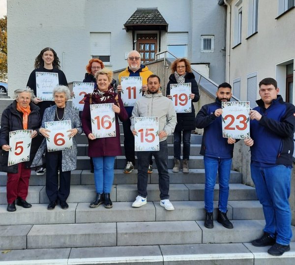 Die „Türchenpaten“: Der erste Adventskalender für Schötmar öffnet sich 24 Mal in Geschäften, bei Vereinen und Einrichtungen. - © Quartiersmanagement Schötmar