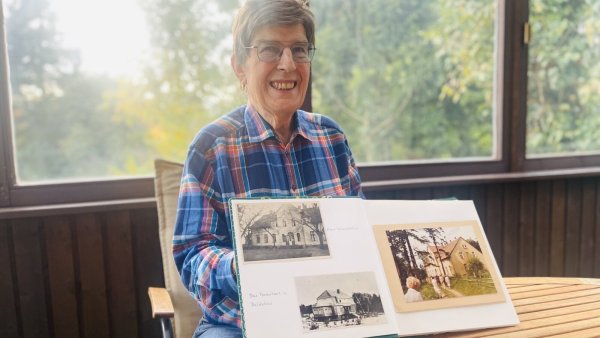 Helmut Lehmann (85) zeigt in einem Fotoalbum alte Aufnahmen des Gutshauses Alt Wunneschin in Pommern. Im Sommer 1981 war er noch mal in seiner alten Heimat. - © Silke Buhrmester