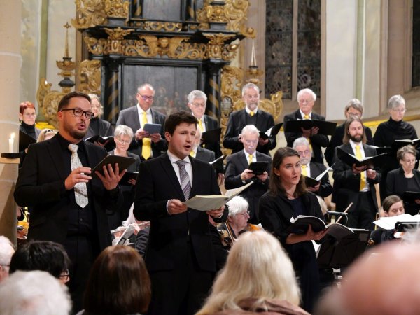 Facettenreiches Passionskonzert: Mit der Kantorei St. Nicolai, dem Telemann Collegium Herford sowie den Solisten Menno Koller, Fridolin Wissemann und Carolin Franke (vorne von links) unter Leitung von Kantor Frank Schreiber. - © Thomas Krügler