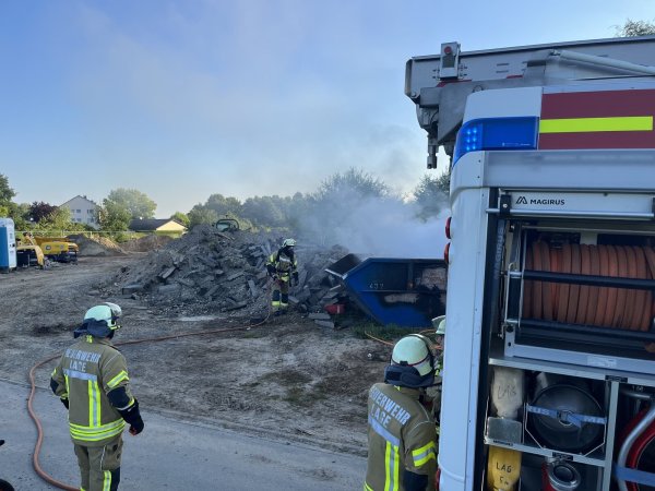 Eine Abfallmulde in die Stadenhauser Straße stand in Flammen. - © Feuerwehr Lage