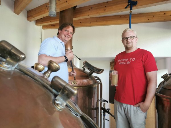 Vorfreude auf das Sonneborner Jubiläumsbier: Dennis Kühn (links, Inhaber DennEr-Brauerei) und Braumeister Dominik Fröse brauen anlässlich des 100. Brautages in Sonneborn ein obergäriges, dem Weizenbier ähnliches Bier. - © Sylvia Frevert