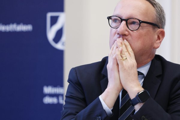 NRW-Justizminister Benjamin Limbach hat Fehler eingeräumt, aber Vorwürfe der politischen Einflussnahme zurückgewiesen. - © David Young/dpa