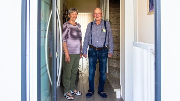Christel und Klaus-Dieter Düsterwald sind glücklich, dass sie nach dem Starkregen vor einem Jahr nun wieder in ihr Zuhause in Klüt zurückkehren konnten. - © Raphael Bartling