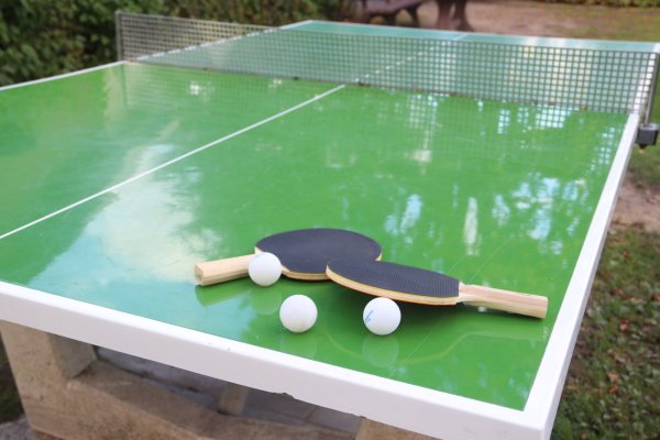 Eine Tischtennisplatte wie diese wurde bereits im Mai geliefert. Über Einzelheiten der Aufstellung ist nun eine Auseinandersetzung entbrannt. Foto: Knut Dinter - © Knut Dinter