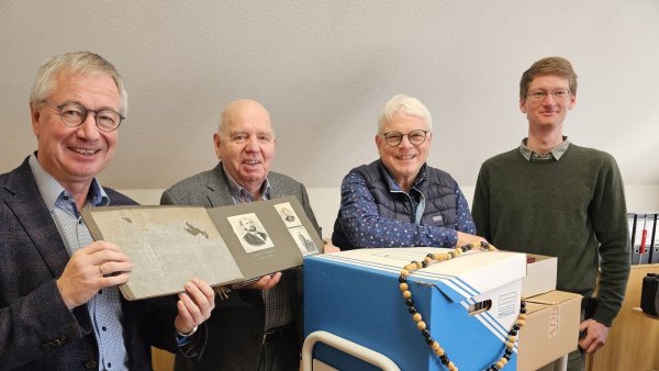 Dr. Karsten Stolz (von links), Erhard Kirchhof und Andreas Schmuck haben die gesammelten Dokumente des Gesellschaftsvereins an Archivar Lars Sonnenberg übergeben. - © Astrid Sewing